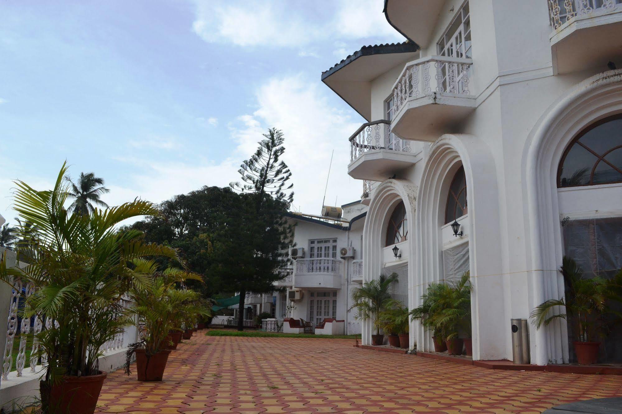 Sunset Beach Resort Candolim Exterior photo